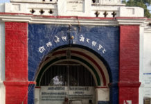 जेल में पेड़ पर चढ़कर फंदे से झूल गया दहेज हत्या का आरोपी, हड़कंप