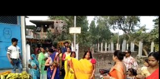 गोरखपुर में यजमानों के लिए किन्नर समाज ने की छठ पूजा देखें वीडियो