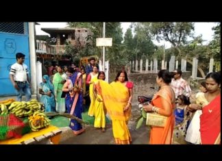 गोरखपुर में यजमानों के लिए किन्नर समाज ने की छठ पूजा देखें वीडियो