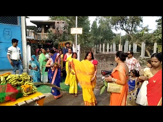 गोरखपुर में यजमानों के लिए किन्नर समाज ने की छठ पूजा देखें वीडियो