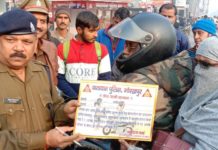 पति को पहनाइए हेलमेट, पुलिस से पाइए ईनाम