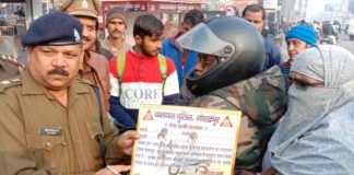 पति को पहनाइए हेलमेट, पुलिस से पाइए ईनाम