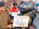 पति को पहनाइए हेलमेट, पुलिस से पाइए ईनाम