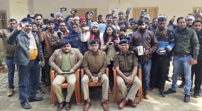 Gorakhpur: पुलिस ने लौटाए 5 लाख रुपए के मोबाइल फोन, 41 के चेहरों पर खिली खुशी