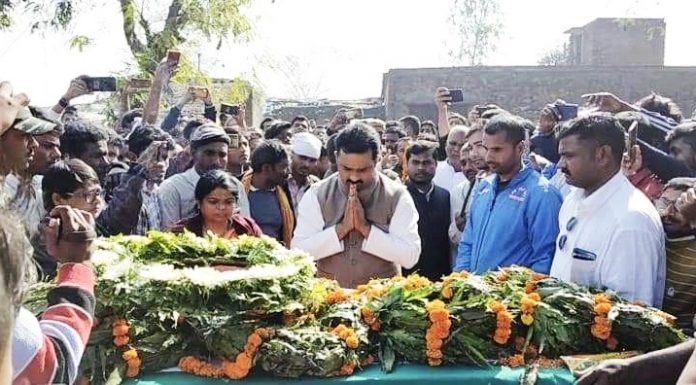 शहीद सीआरपीएफ़ जवान को सलामी देने उमड़ा जन सैलाब, सांसद- विधायक सहित बड़ी तादाद में लोग रहे मौजूद