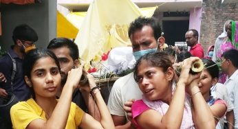 बेटियों ने उठाई अधिवक्ता पिता की अर्थी तो भर आई सबकी आंखें