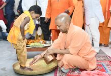 सीएम योगी ने कन्या पूजन कर की मातृ शक्ति की आराधना, कराया भोजन, दिया दक्षिणा