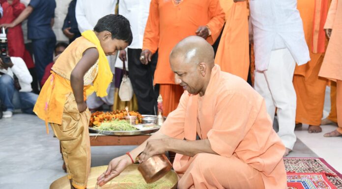 सीएम योगी ने कन्या पूजन कर की मातृ शक्ति की आराधना, कराया भोजन, दिया दक्षिणा