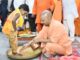 सीएम योगी ने कन्या पूजन कर की मातृ शक्ति की आराधना, कराया भोजन, दिया दक्षिणा