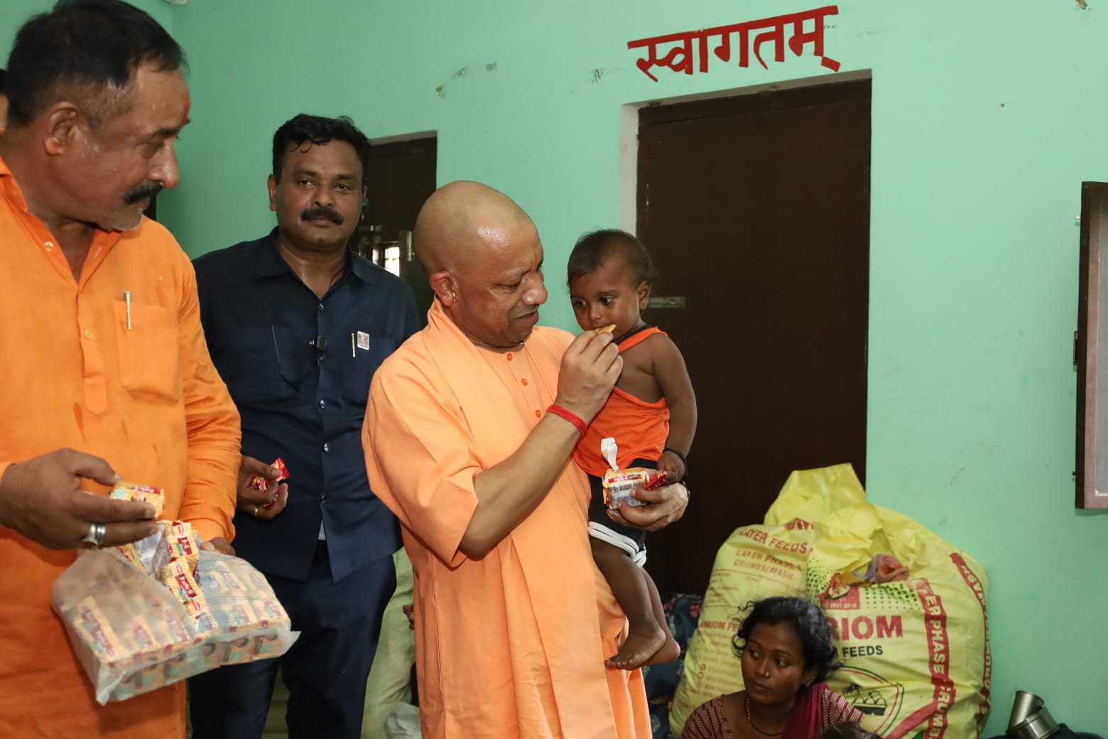 Kushinagar Flood: कुशीनगर में एपी तटबंध टूटने के बाद पहुंचे CM Yogi, बाढ़ प्रभावितों को राहत; नारायणी नदी की ड्रेजिंग के निर्देश