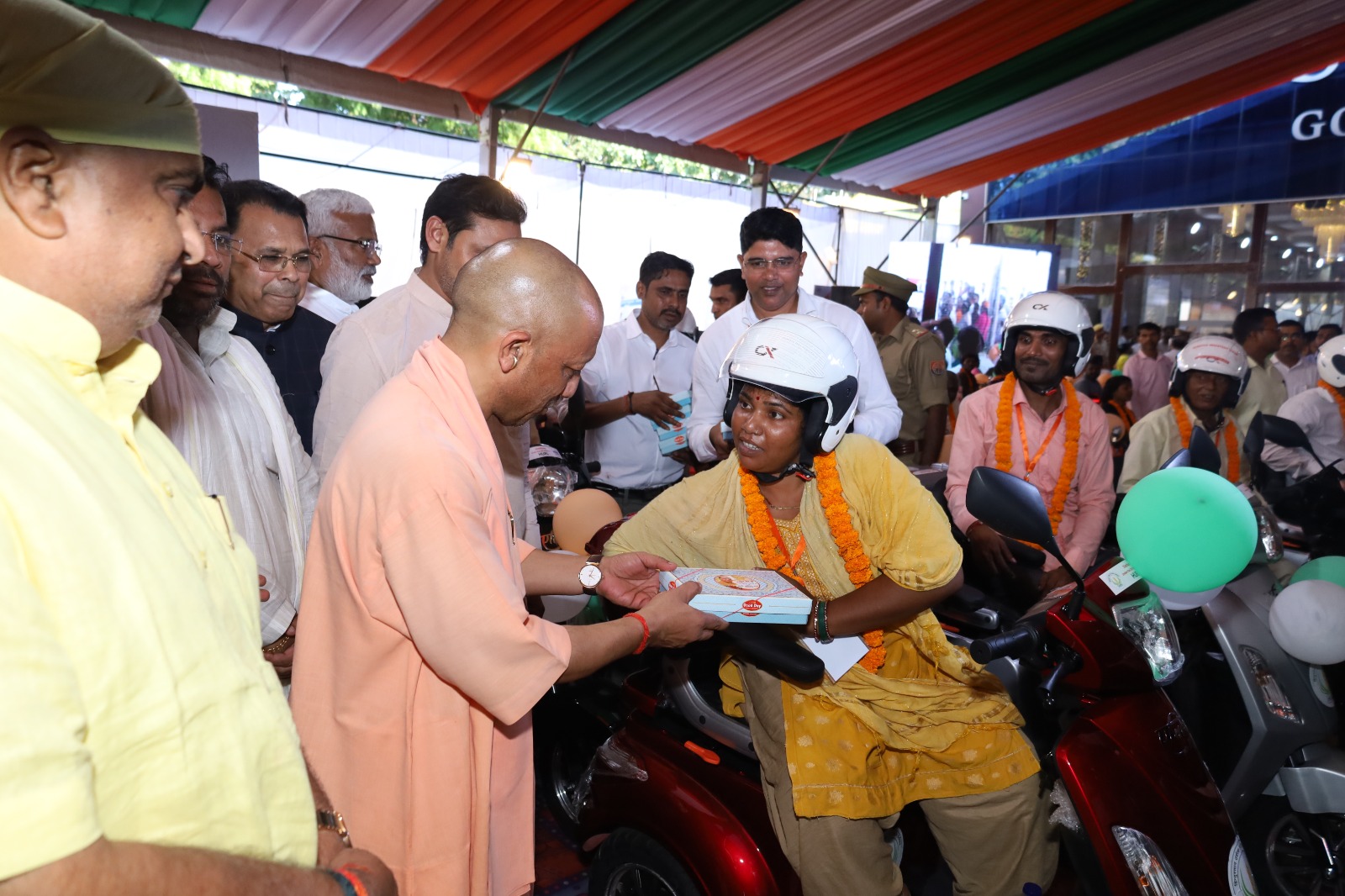Gorakhpur News: दिव्यांगजन की पेंशन फिर बढ़ेगी, 18 मंडलों में खुलेंगे पुनर्वास केंद्र; CM Yogi ने बांटे 664 उपकरण