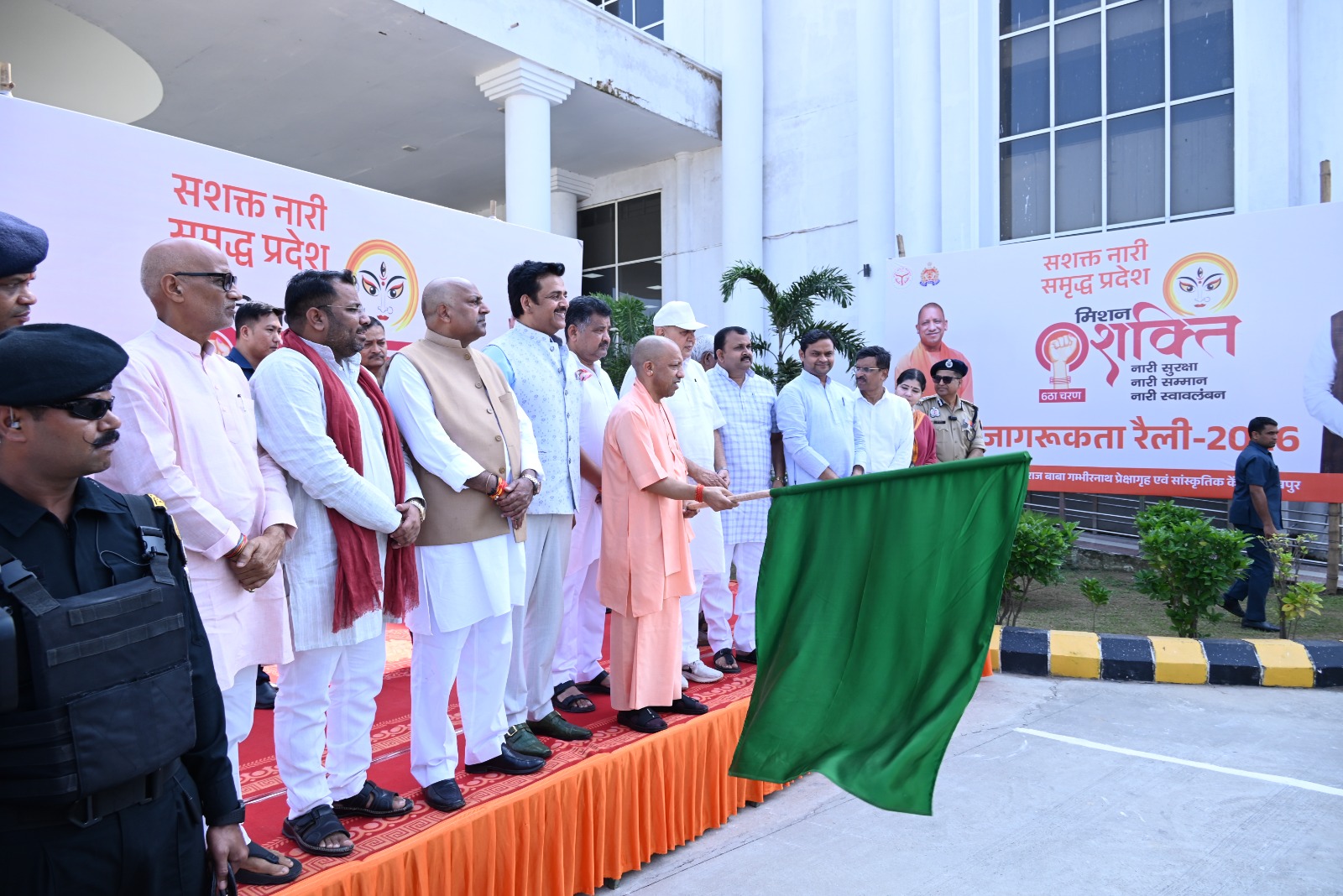 गोरखपुर में मिशन शक्ति रैली, सीएम योगी ने 500 दोपहिया वाहनों को दिखाई हरी झंडी