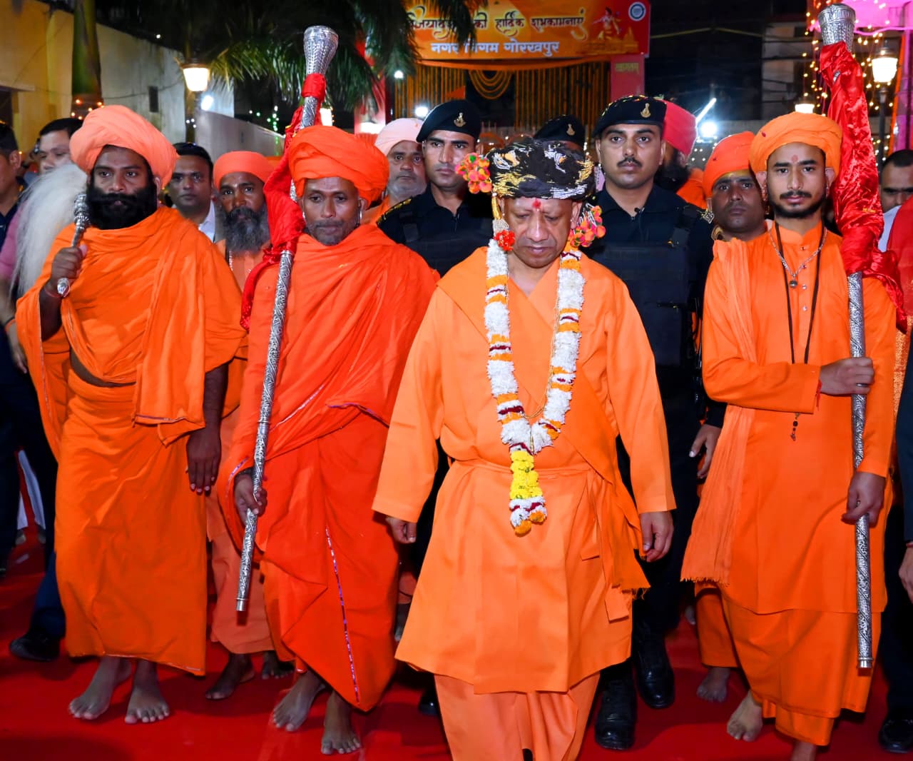 गोरखपुर में योगी आदित्यनाथ की विजयादशमी शोभायात्रा, मुस्लिम और बुनकर समाज ने की पुष्पवर्षा