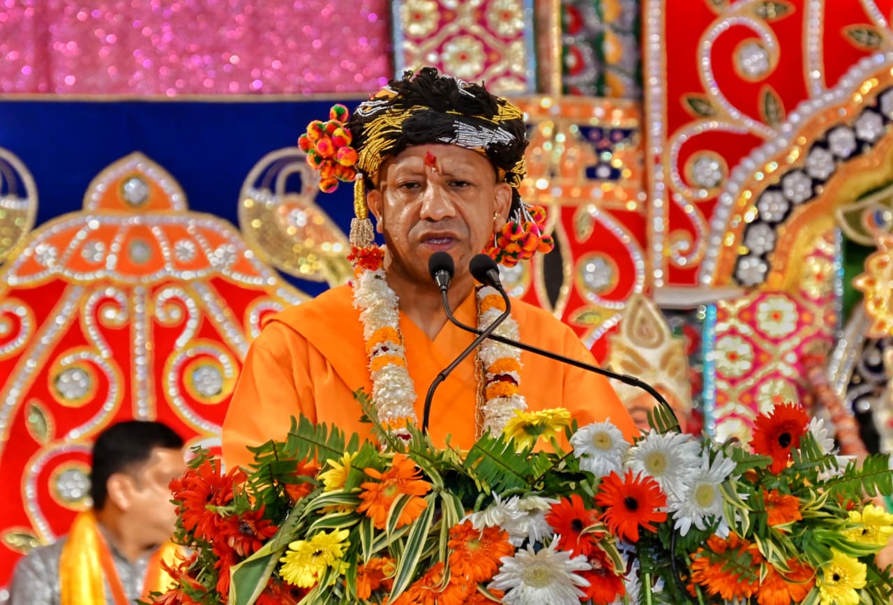 निशाचर रावण से प्रेरित हैं समाज को बांटने वाले, आज के कालनेमियों को पहचानें : सीएम योगी