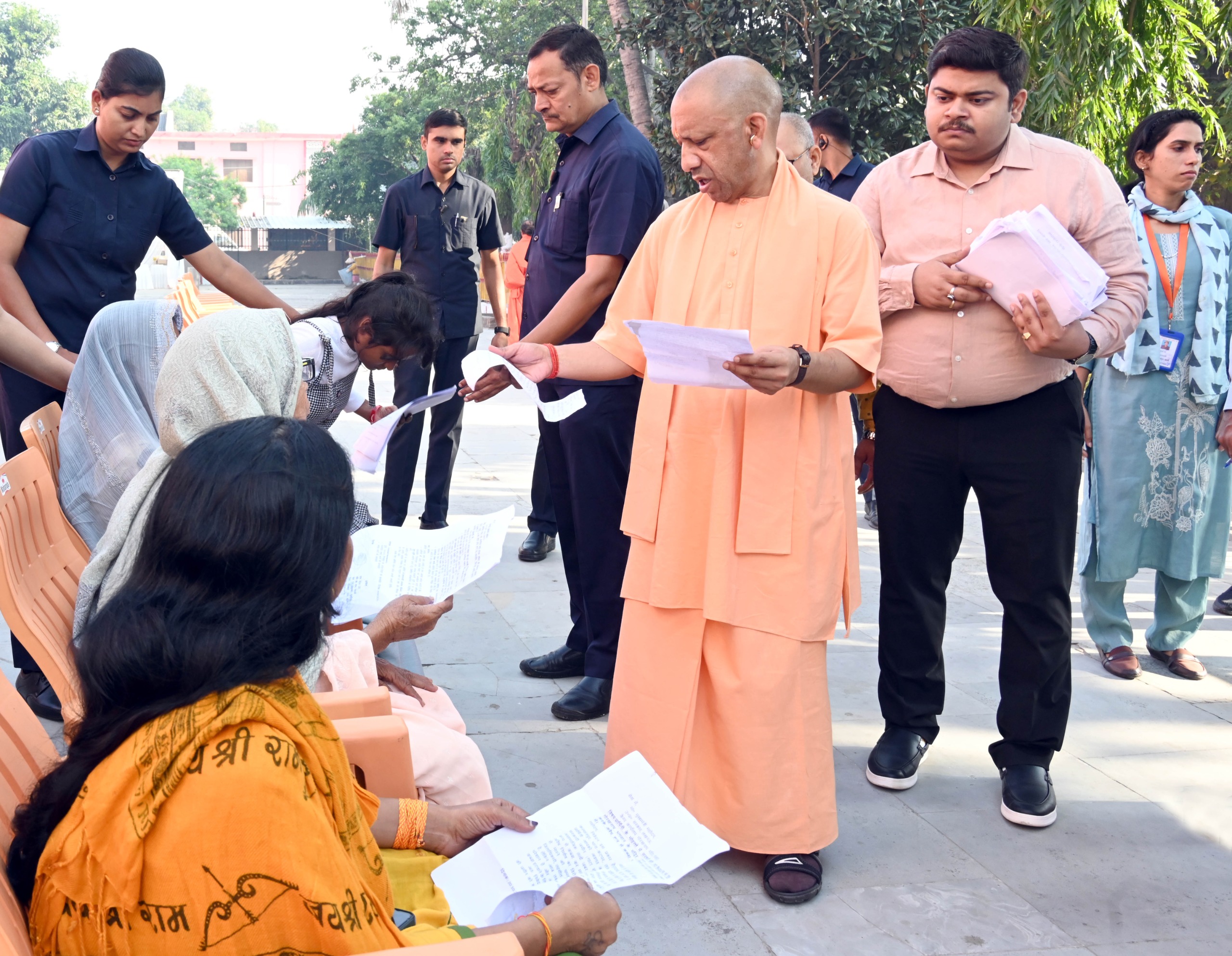 Gorakhpur News: जनता दर्शन में सीएम योगी ने सुनीं 200 लोगों की समस्याएं