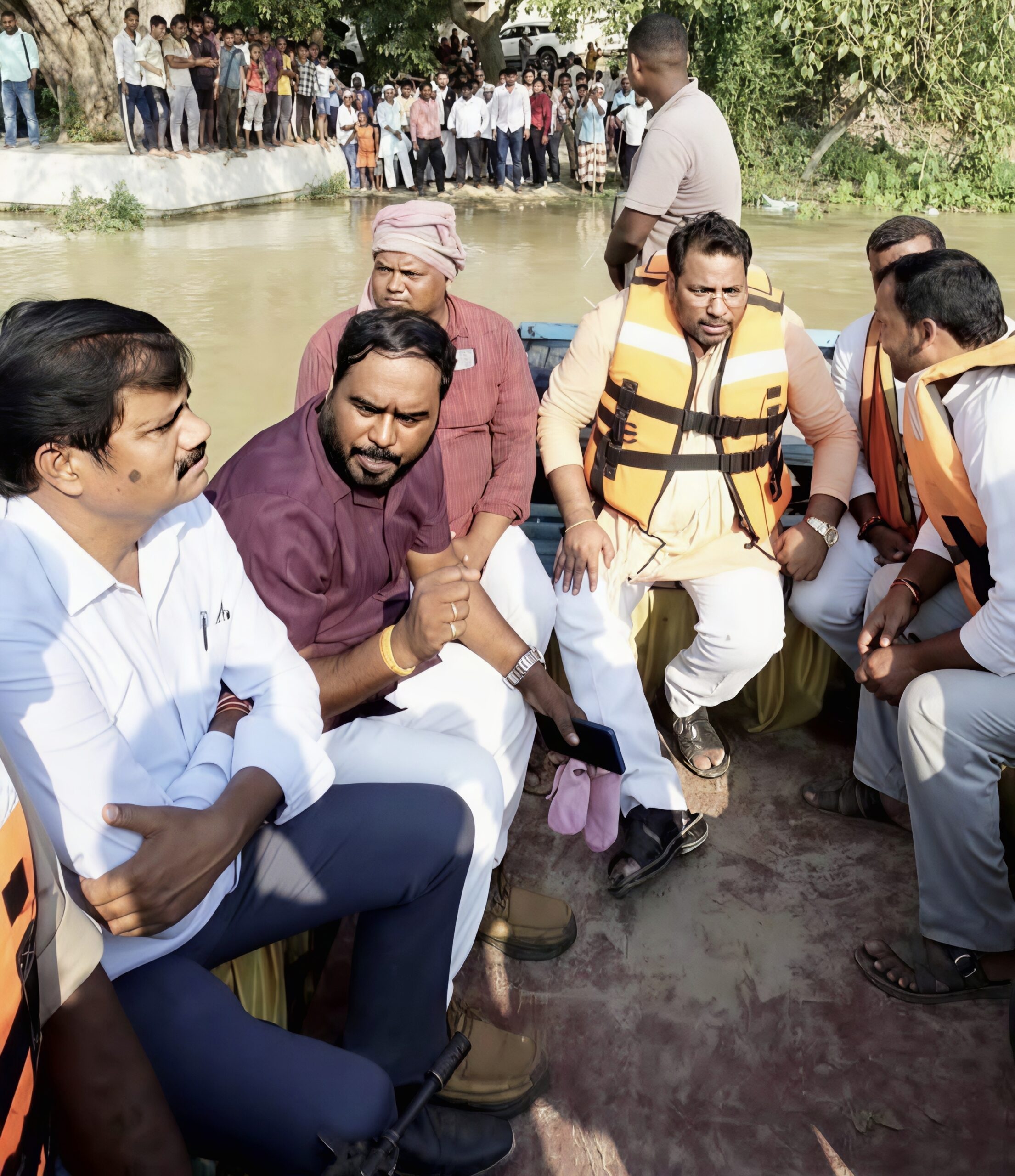 सिंहोरवा में बढ़ा नदी का जलस्तर, विधायक सरवन निषाद ने उपलब्ध कराई इलेक्ट्रिक मोटर नाव