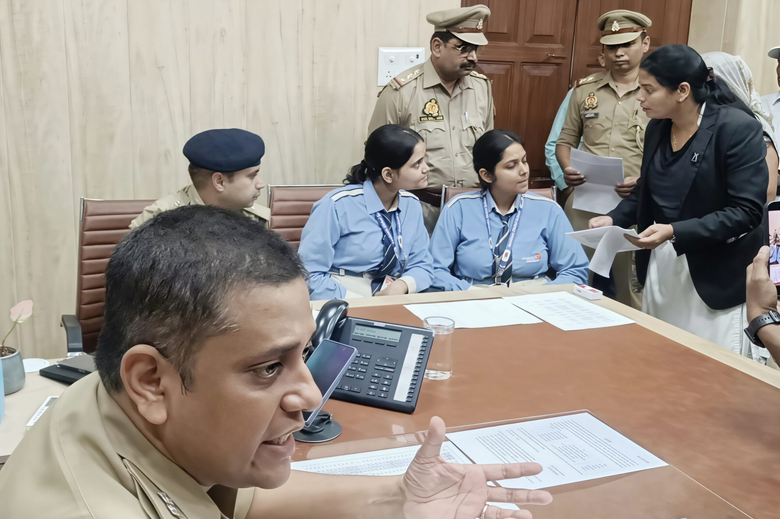 Gorakhpur News: एक दिन की SP North बनीं धृति तिवारी और नैन्सी तिवारी, फरियादियों की सुनीं शिकायतें