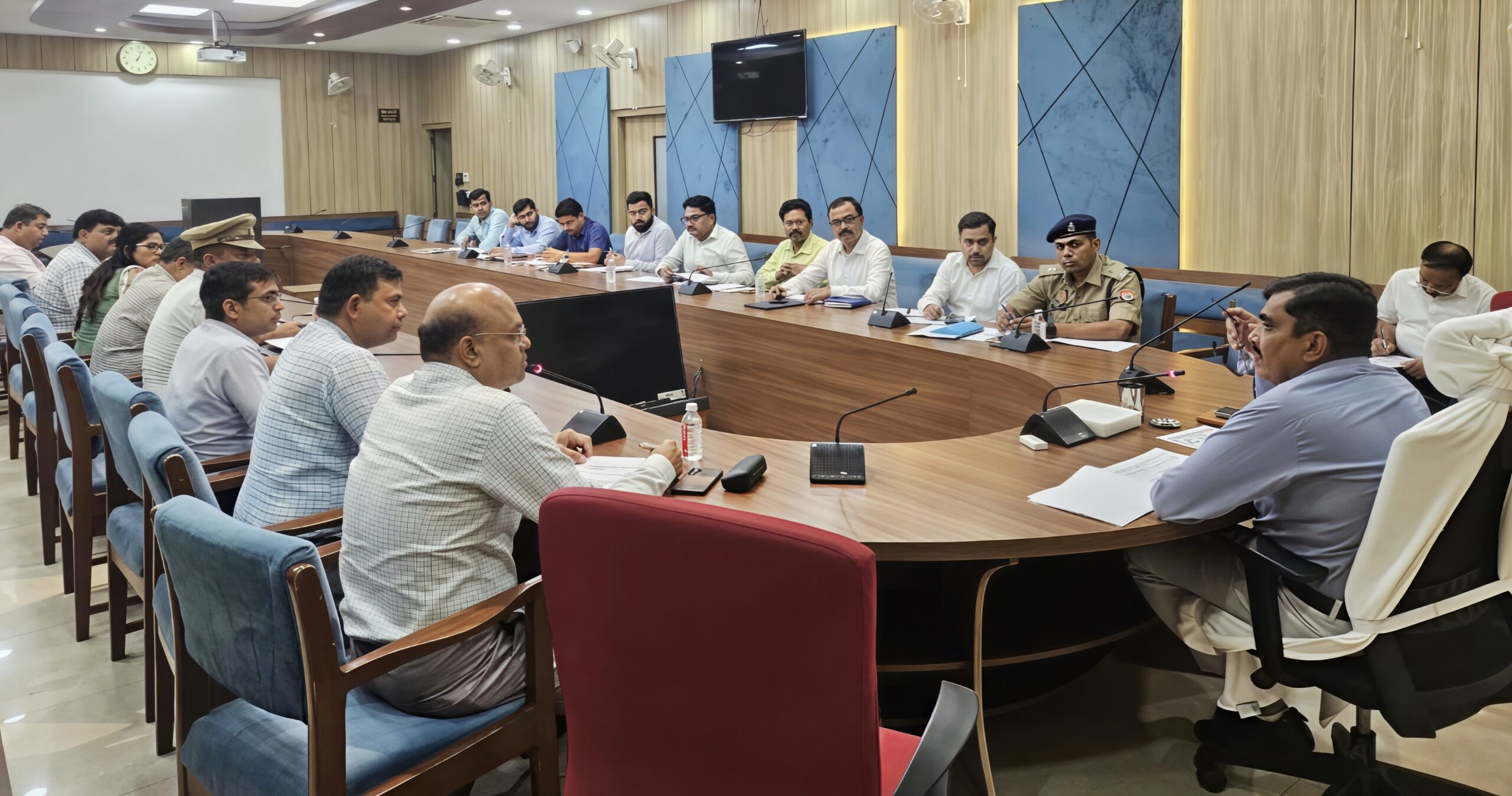 गोरखपुर में सड़क सुरक्षा समिति की बैठक स्थगित, अधूरी तैयारी पर मंडलायुक्त नाराज