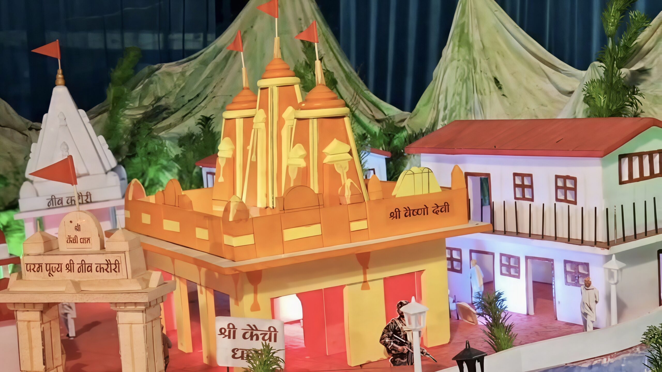 गोरखपुर के साहबगंज गुड़मंडी में साकार हो रहा कैंची धाम, हिंदू-मुस्लिम कारीगरों ने मिलकर सजाया मां दुर्गा का पंडाल