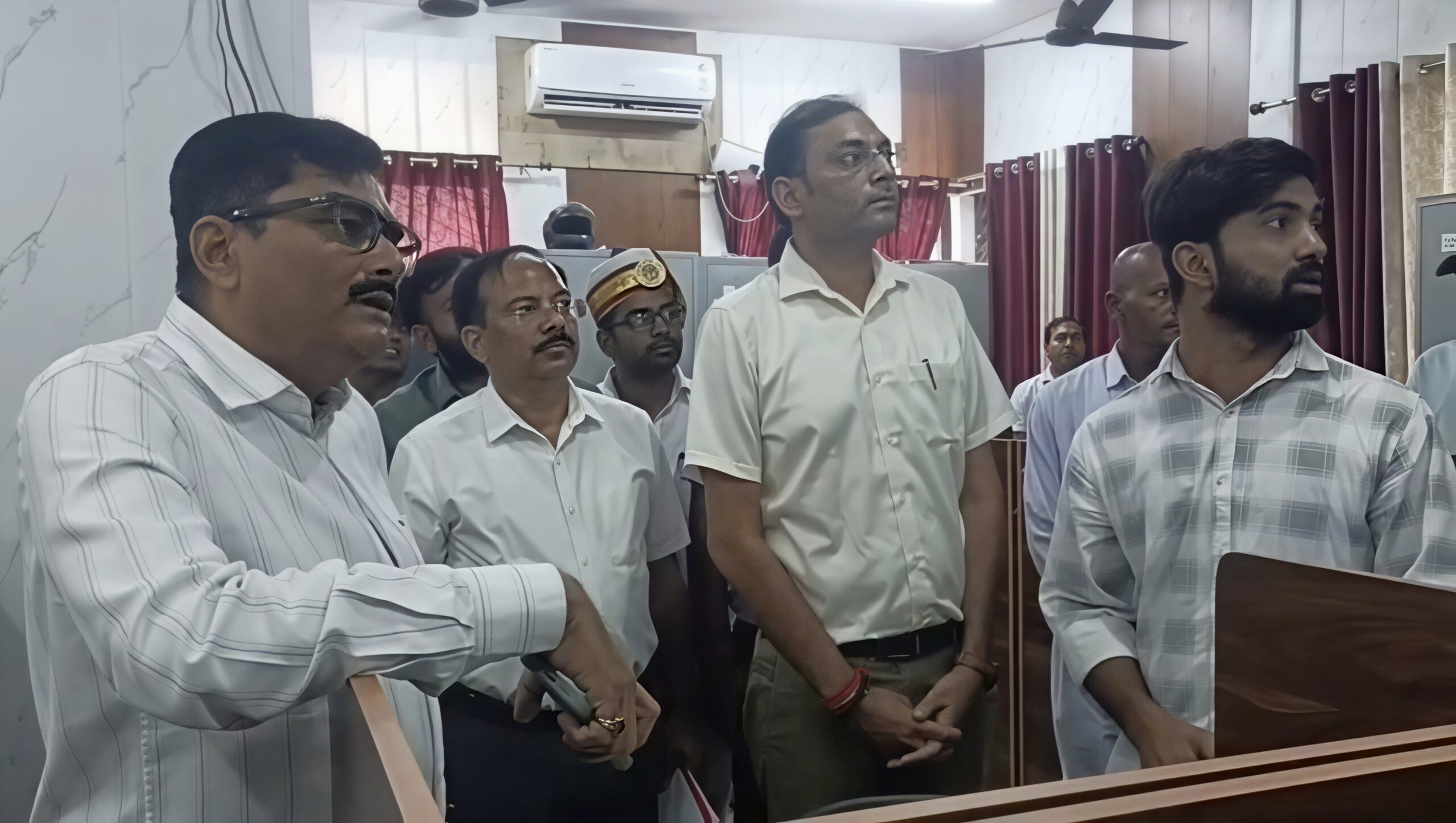 गोरखपुर विकास भवन में गंदगी पर मंडलायुक्त सख्त, अधिकारियों को एक सप्ताह का अल्टीमेटम