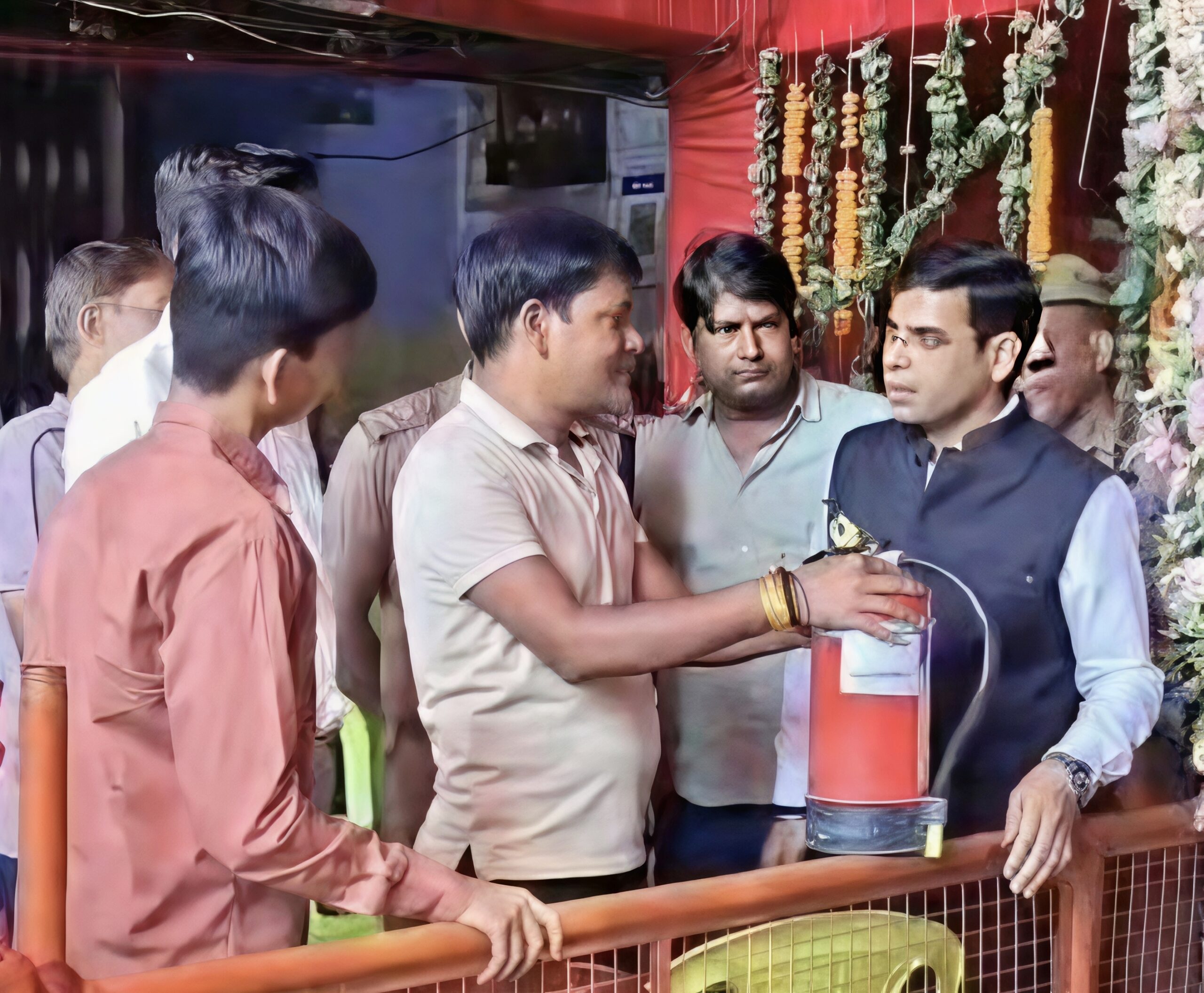 गोरखपुर के दुर्गा पूजा पंडालों में सुरक्षा व्यवस्था परखी, कमियां तत्काल दूर करने के निर्देश