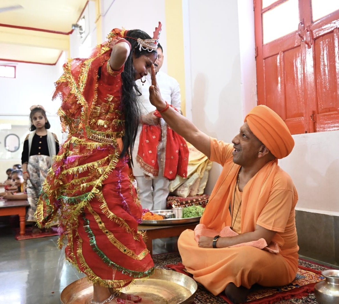 गोरखनाथ मंदिर में सीएम योगी ने किया कन्या पूजन, बेटियों के पांव पखार लिया आशीर्वाद