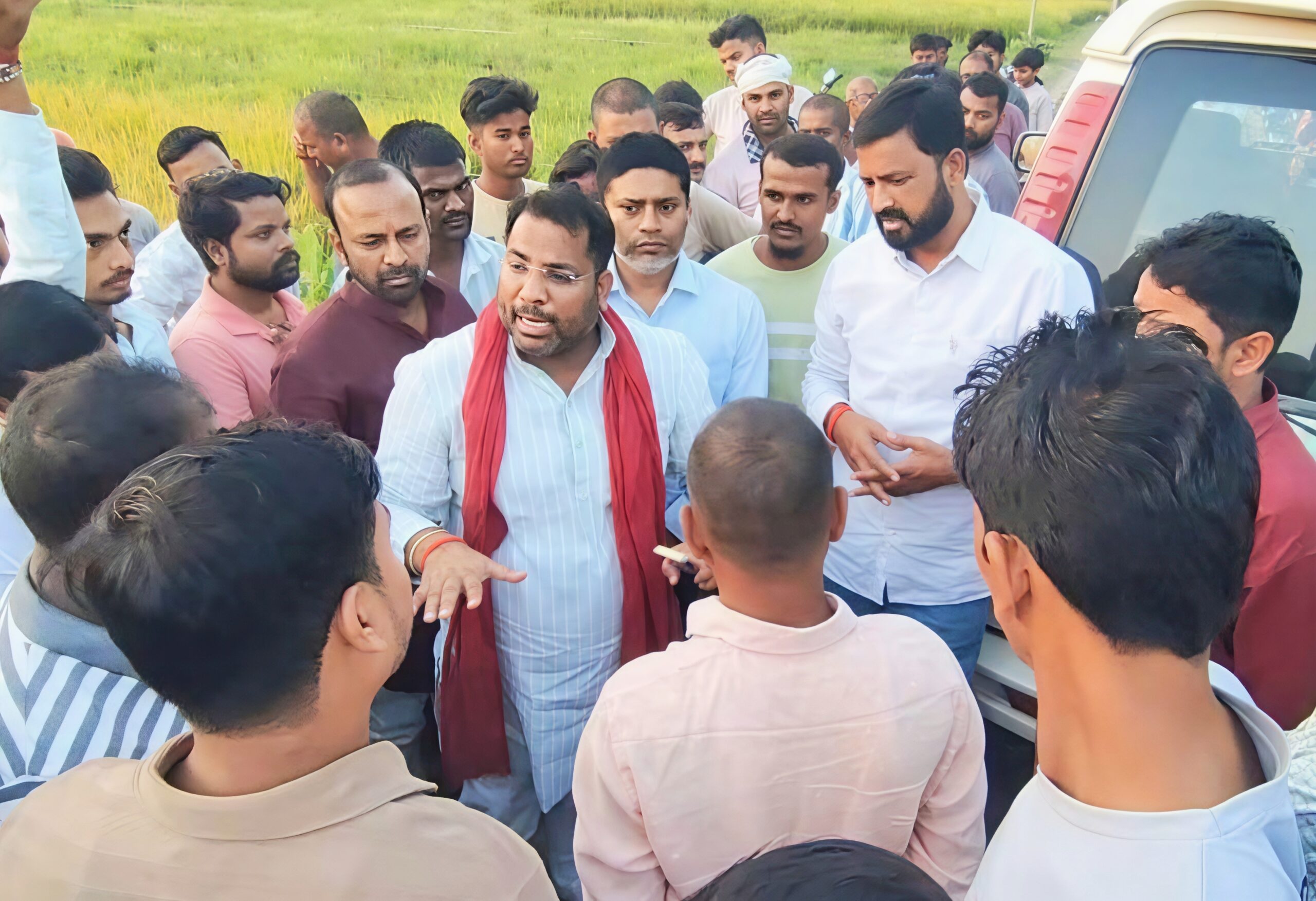 चौरी रामनगर में घटिया सड़क निर्माण पर विधायक सरवन निषाद नाराज, ठेकेदार को लगाई फटकार
