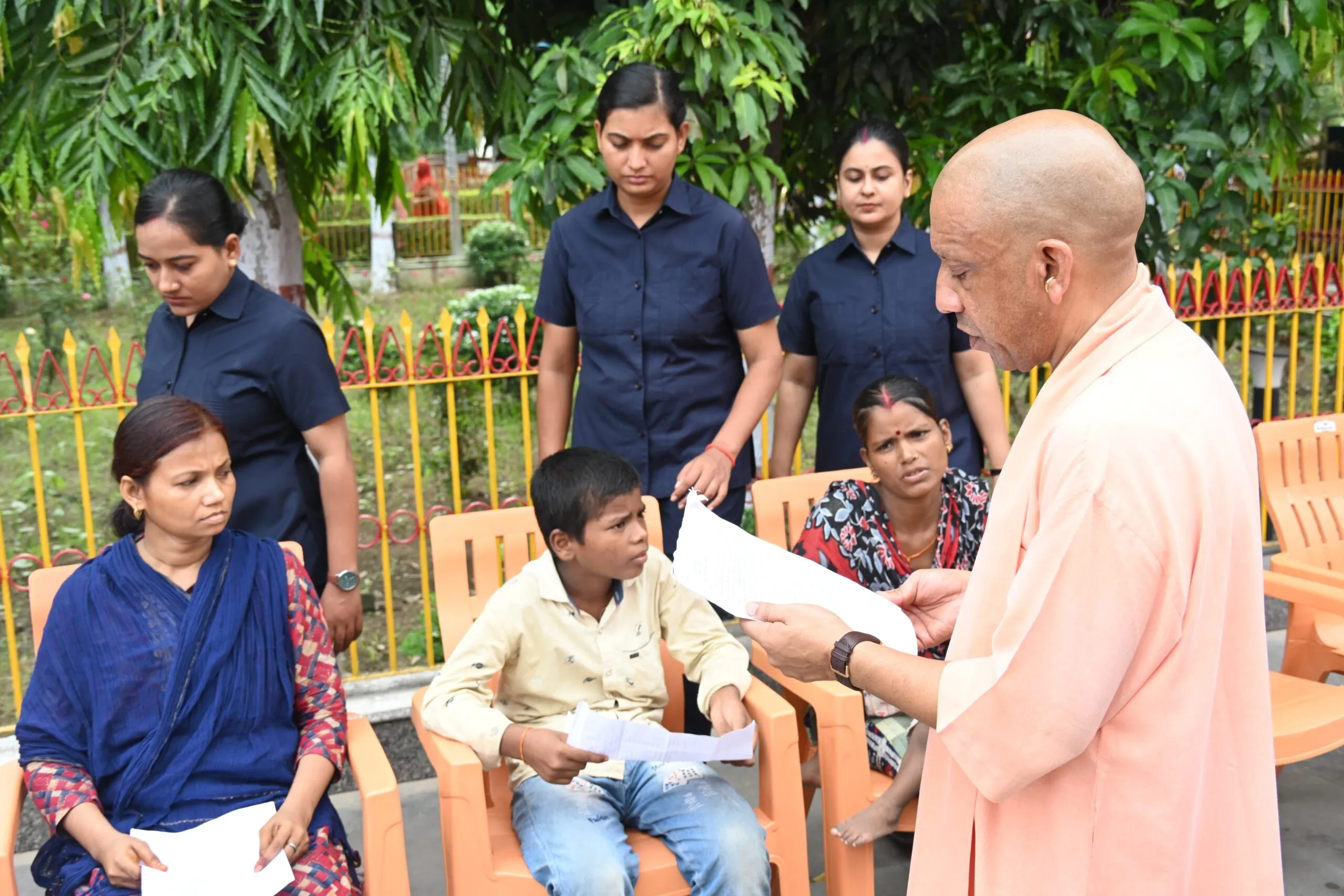 घबराइए मत, समस्या का समाधान जरूर कराएंगे : सीएम योगी