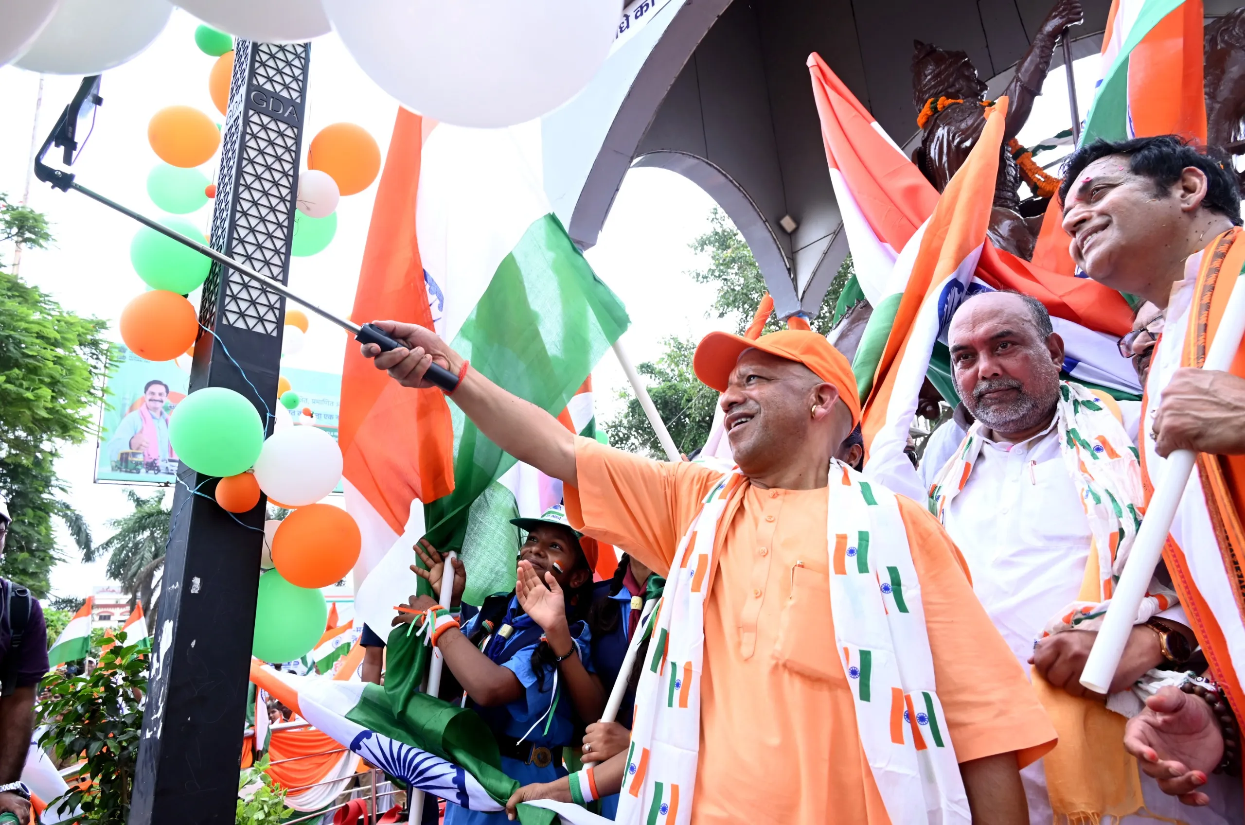 तिरंगे के रंग में रंगा गोरखपुर, सीएम योगी की अगुवाई में गूंजा ‘राष्ट्र प्रथम’ का उद्घोष