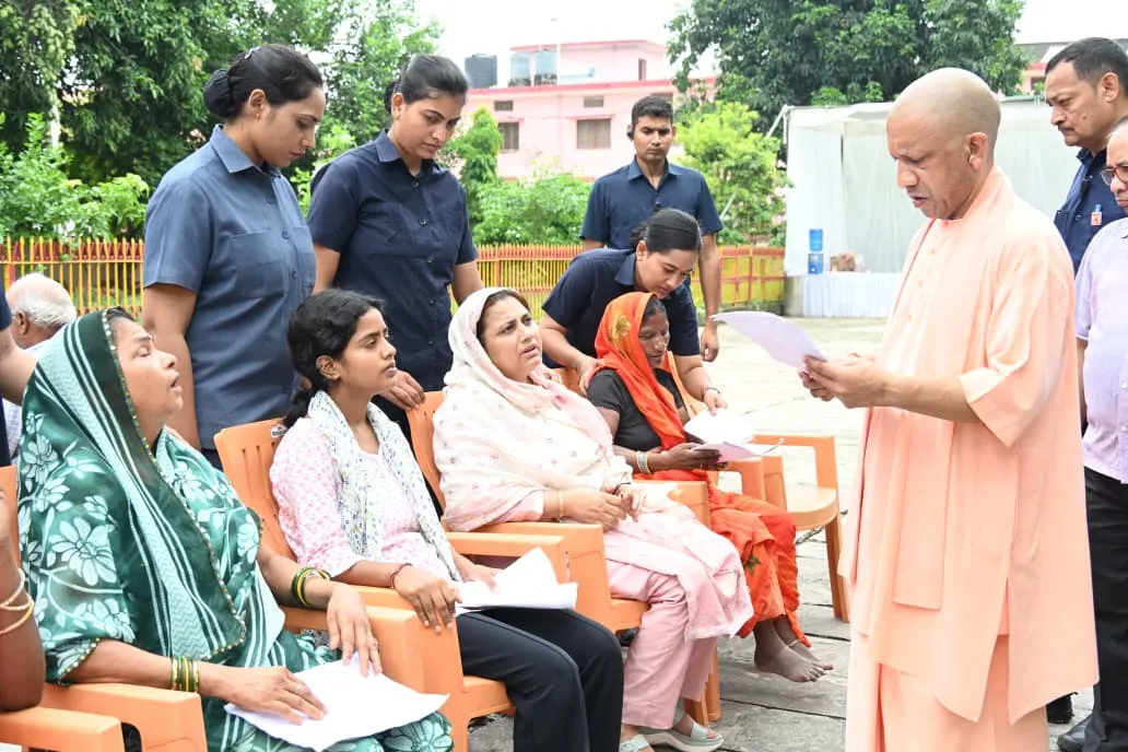 रास्ता न दिला पाएं तो लेखपाल, कानूनगो, तहसीलदार सबको सस्पेंड करो