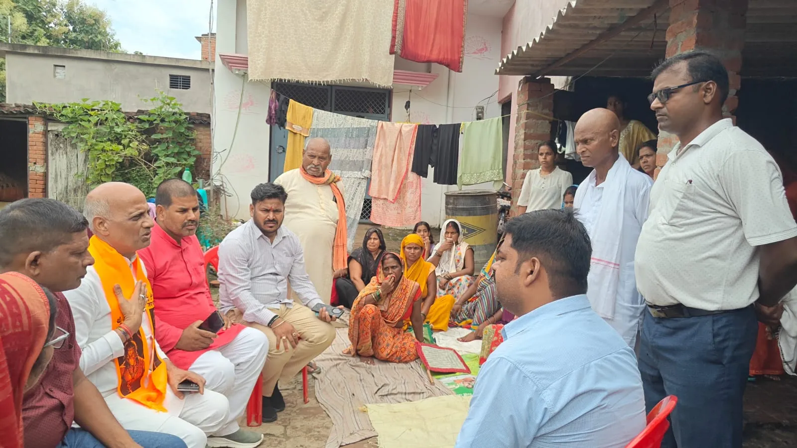 हाईटेंशन लाइन की चपेट में आने से युवक की मौत, विधायक ने परिजनों को बंधाया ढांढस