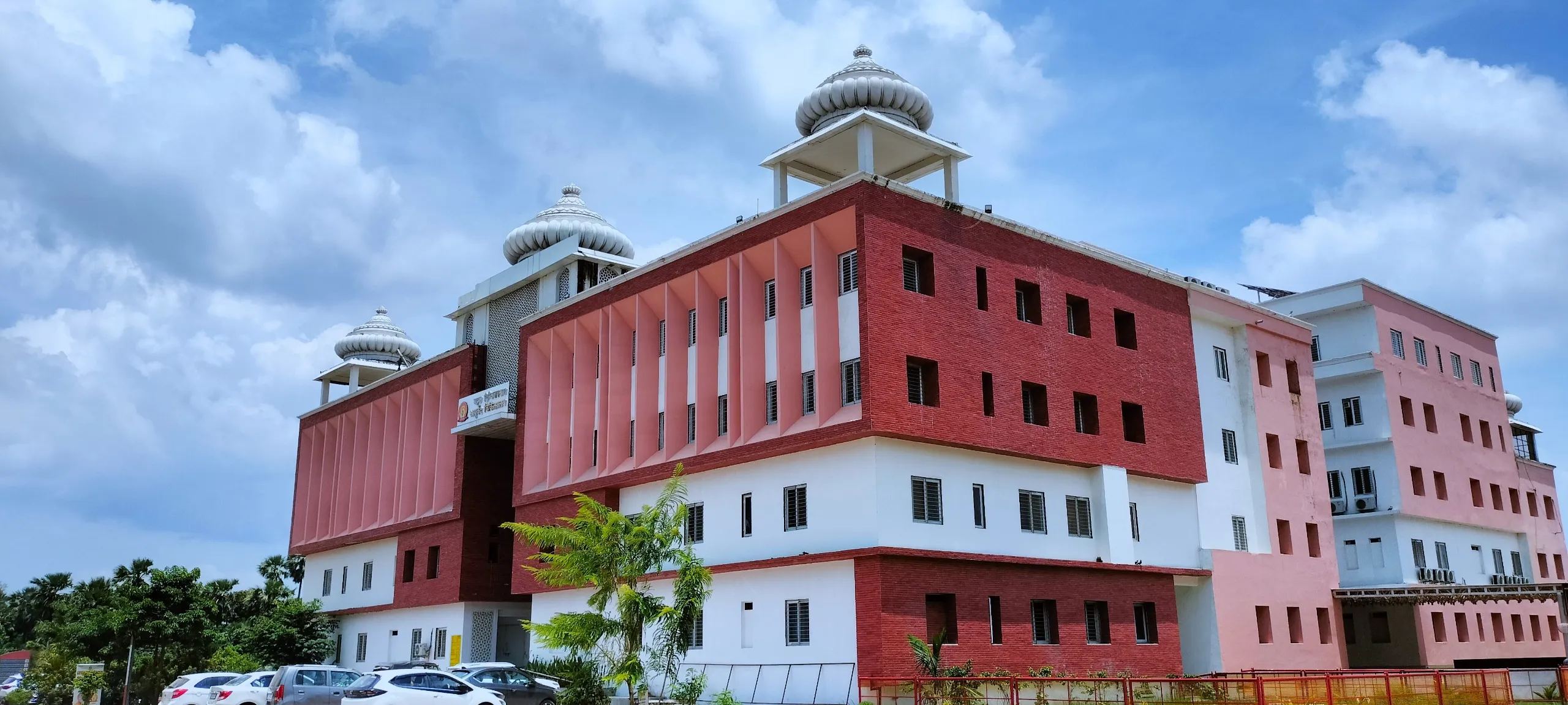 स्थापना दिवस पर विशेष : रोजगारपरक शिक्षा और चिकित्सा की नई राह दिखा रहा एमजीयूजी