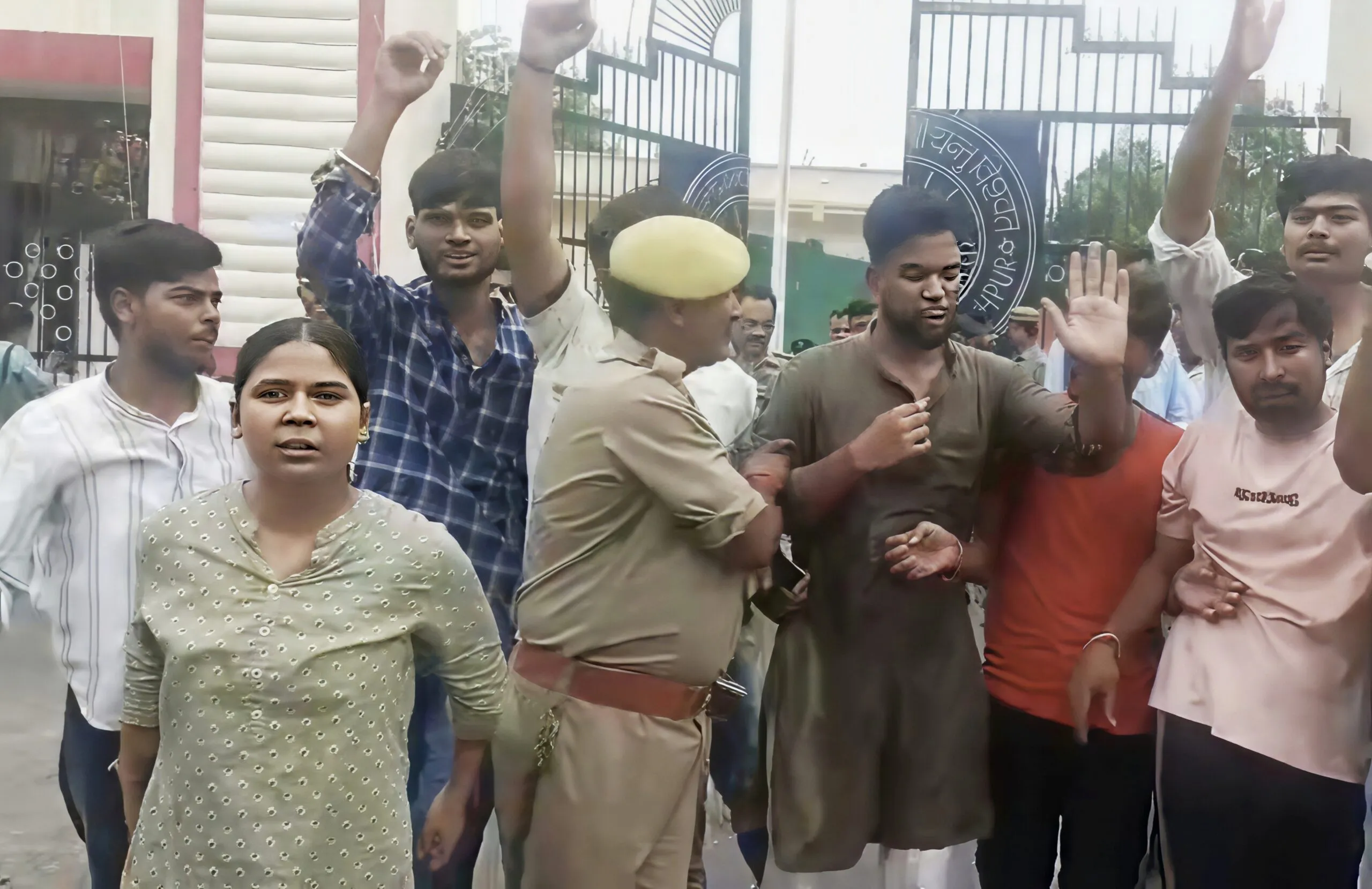 दीक्षांत समारोह में एबीवीपी नेताओं से अभद्रता का आरोप, विरोध के बाद कैंट इंस्पेक्टर निलंबित