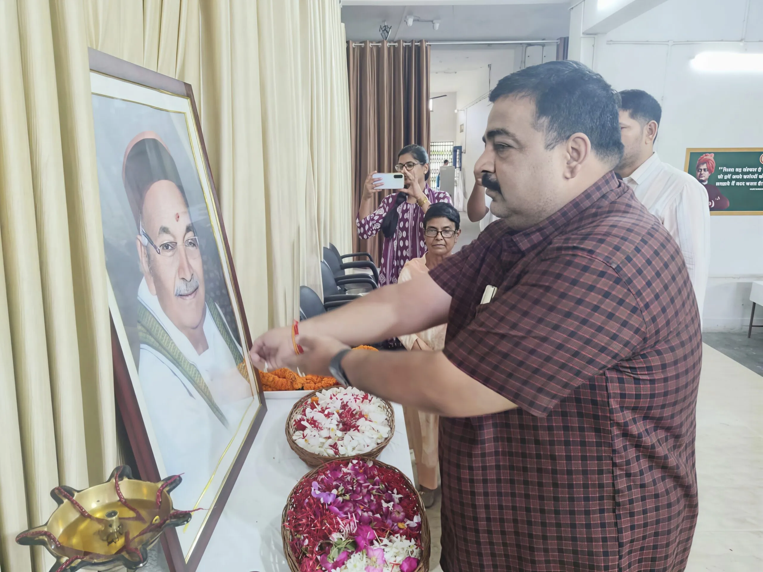 पं. हरिशंकर तिवारी की जयंती पर गंगोत्री देवी महिला महाविद्यालय में श्रद्धांजलि, छात्राओं को साइबर सुरक्षा का पाठ