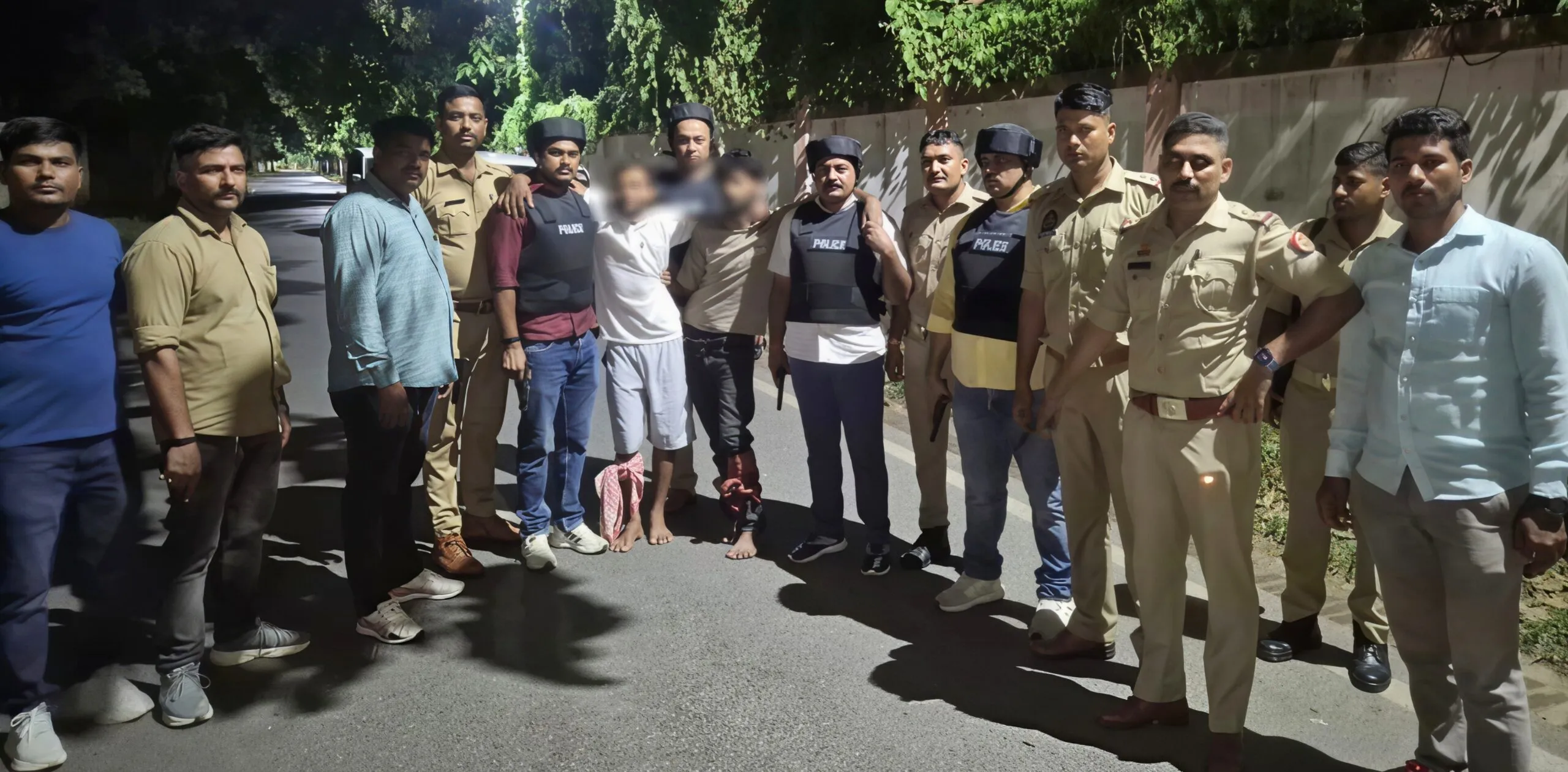पैडलेगंज में मुठभेड़ के बाद चेन स्नेचर गिरफ्तार, दो बदमाशों के पैर में लगी गोली